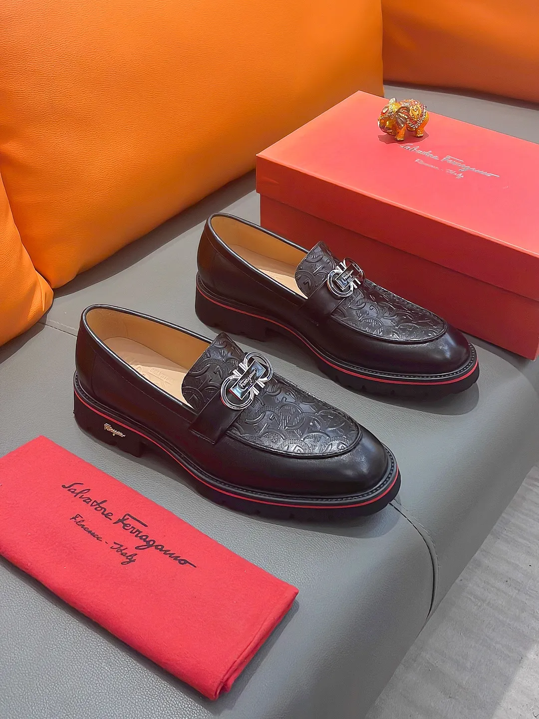 Men's shoes FERRAGAMO "Ferragamo" P540 Regular size: 39-44 (38, 45, 46, 47 customized) (suit shoes) Product materials: Selected first-layer cowhide upper, imported sheepskin lining; original outsole.